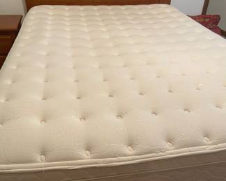 Queen mattress, like new
