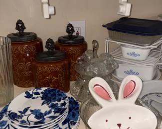 Cornflower blue casseroles dishes. Blue and white dishes