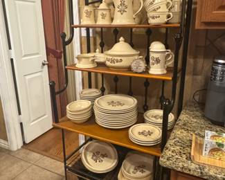 Pfaltzgraff dishware set 