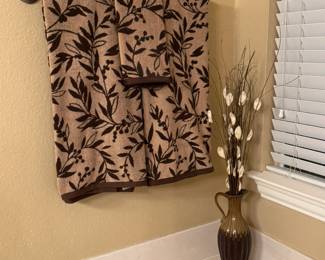 Pretty leaf inspired brown/ beige towel set