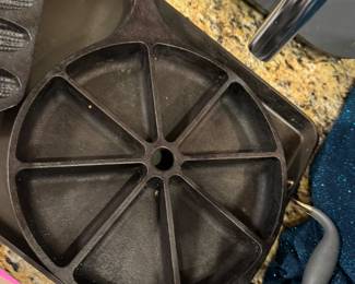 Lodge cast iron cornbread pan