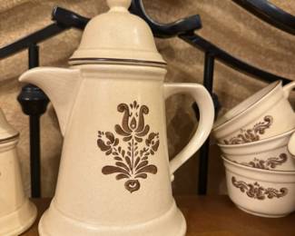 Pfaltzgraff dishware set 