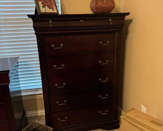 Matching chest of drawers 