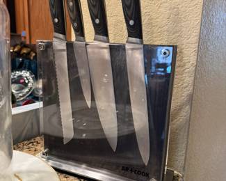 Kitchen block with four knives