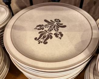 Pfaltzgraff dishware set 