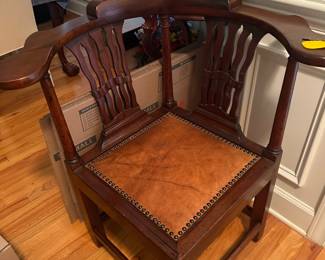 
GEORGE III MAHOGANY CORNER CHAIR, 18TH CENTURY 32 1/2 X 28 3/4 X 25 In. (82.55 X 73.03 X 63.50 Cm.)