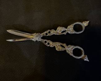 Beautiful old original antique Edwardian period silver plate grape scissors. c.1910. this attractive and well made pair of elegant grape scissors with fox heads with grape and vine handles. it is in perfect condition, they measure 7 1/4 inches or 18.5 c.m. long.