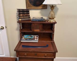 Mid 18 hundress captains desk