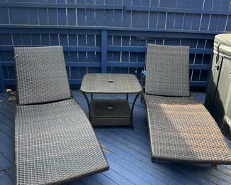 2 loungers w/ side table
