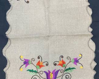 Vtg Beige Floral Embroidered Table Runner NWOT
