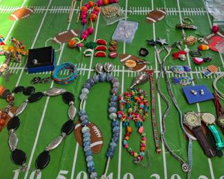 Lots of jewelry 