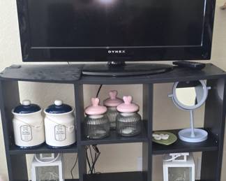 Dynex TV - Block Display Shelf 