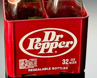 Vintage Plastic Dr. Pepper Soda 32oz. Bottle Carrier Caddy Crate With 6 Bottles