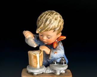 Goebel Hummel Figurine A Fair Measure #345, Vintage 1972 TMK-5