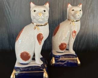 Vintage Fitz & Floyd porcelain cat figurines in the Staffordshire style.