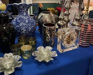 Lots of decorative items.