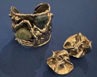Carvalhu Rio brutalist vintage cuff bracelet, and d'Argent 925 earrings.