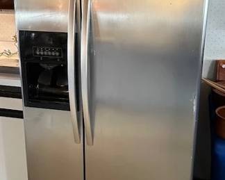 Whirlpool French door stainless refrigerator. Model ED2FHEXTLOO.