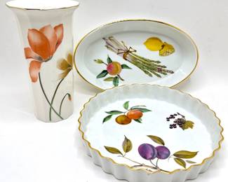 2 Royal Worchester Serving Plates Everasham Pattern & Japanese Vase, All With Gold Accents
Lot #: 135