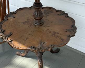 Beautiful two tier ornate vintage accent table 