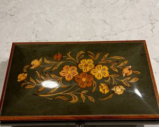 Vintage inlaid jewlery box 
Made in Italy 🇮🇹 handcrafted 