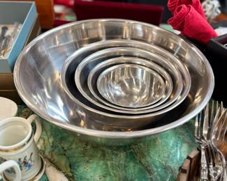 Nesting bowls