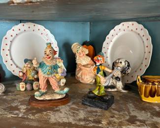 Clown figurines, chalk ware, vintage plates