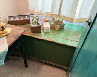 Fantastic trunk with great patina 