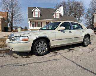 2004 Lincoln Town Car Unlimited 111,000 miles
