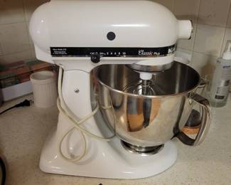 Kitchen aid mixer! Very nice!!