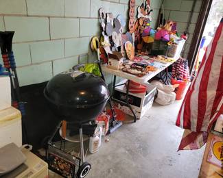Webber charcoal grill. Excellent condition!!
