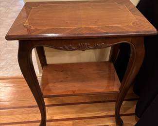 ITALIAN BURLED WALNUT SIDE TABLE