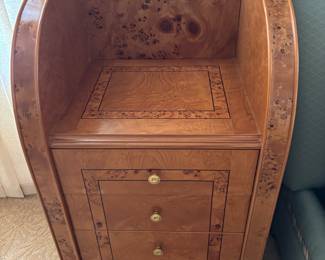 PAIR OF ITALIAN BURLED WALNUT NIGHTSTANDS