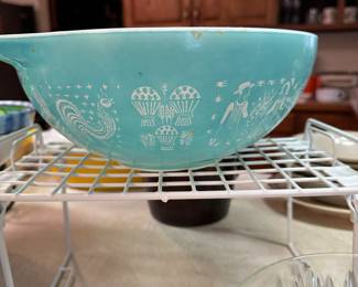 Nice Vintage PYREX bowl! 