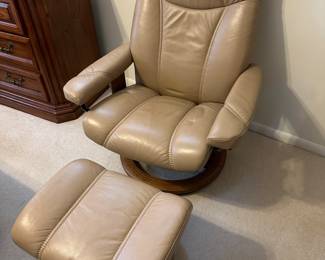 Ekornes Stressless Recliner Arm Chair with Ottoman. Tan Leather in excellent condition! 