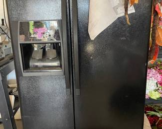 Whirlpool ED5JHEXTB00 side-by-side refrigerator Its dimensions are 18 inches wide, 4.5 inches high, by 7 inches deep