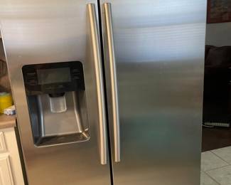 Features
• Large Capacity – 24.5 cu. ft.
• External Filtered Water and Ice Dispenser
• LED Lighting
• Twin Cooling Plus®
• ENERGY STAR®-Compliant
• ADA Compliant
• In-Door Ice Maker
• Multi Air Flow
• Six Temperature Sensors
• Power Freeze and Power Cool Options
• Tempered Glass Spill-Proof Shelves
• Two Crisper Drawers
• Gallon Door Bins Dimensions (WxHxD with hinges, handles and doors):
353
/4" x 697
/8" x 363
/16"