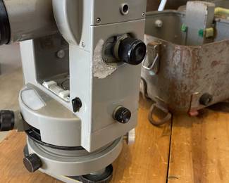 OBJECTIVE LENS--SUN SHADE--EYEPIECE ADJUSTMENT RING---TELESCOPE LEVEL---REFLECTION MIRROR---AIMING SIGHTS--RETICULAR ILLUMINATING KNOB---FOCUSING NOB---VERTICAL CIRCLE LOOP---VERTICAL CLAMP SCREW--HORIZONTAL CIRCLE REVOLVING SCALE--LEVELING SCREW-