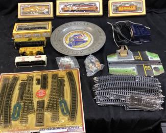 ASSORTED TRAIN COLLECTIBLES, LIFE-LIKE OSCAR MAYER, CHEESIE SYSTEM, B&O TRAINS IN THE BOX, TRACKS, 1976 AMERICAN FREEDOM TRAIN COMMEMORATIVE PLATE, TRACK EXPANSION SET NIB