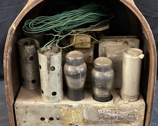 ANTIQUE TUBE RCA VICTOR R-28-P CATHEDRAL RADIO