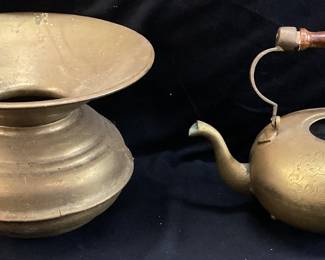 (2) ANTIQUE BRASS SPITTOON & BRASS TEA POT