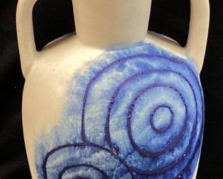 VTG. THAILAND NATURAL & BLUE SWIRL DOUBLE HANDLED VASE, 10’’H