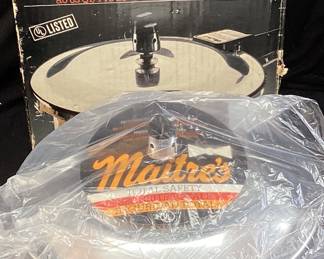 MAITRE’S STOVE TOP PRESSURE COOKER w BOX