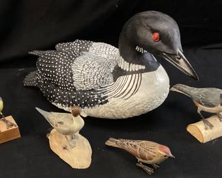 WOOD CARVED DUCK DECOY & 4 CARVED BIRD FIGURINES