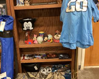 ASSORTED SHELF LOT SPORTS PHOTOS, STAR TREK CD SETS, CAMO, DISNEY, WALKING DEAD COMIC SET, EVENT FOLDING CHAIR, WAGNER SPRAY GUN, LIGHTED PLANT