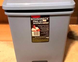 124 - Roughneck Flip Top Trash Can - 21" x 15" x 12"
