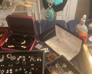 Assorted jewelry