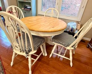 Country style round kitchen table with 4 chairs