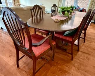 Vintage dining room table with 6 chairs and 2 leafs