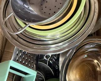 Assorted kitchen items